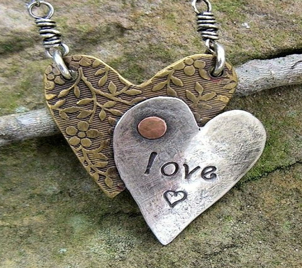 Обои для рабочего стола Брелок в виде двух сердечек с надписью Love