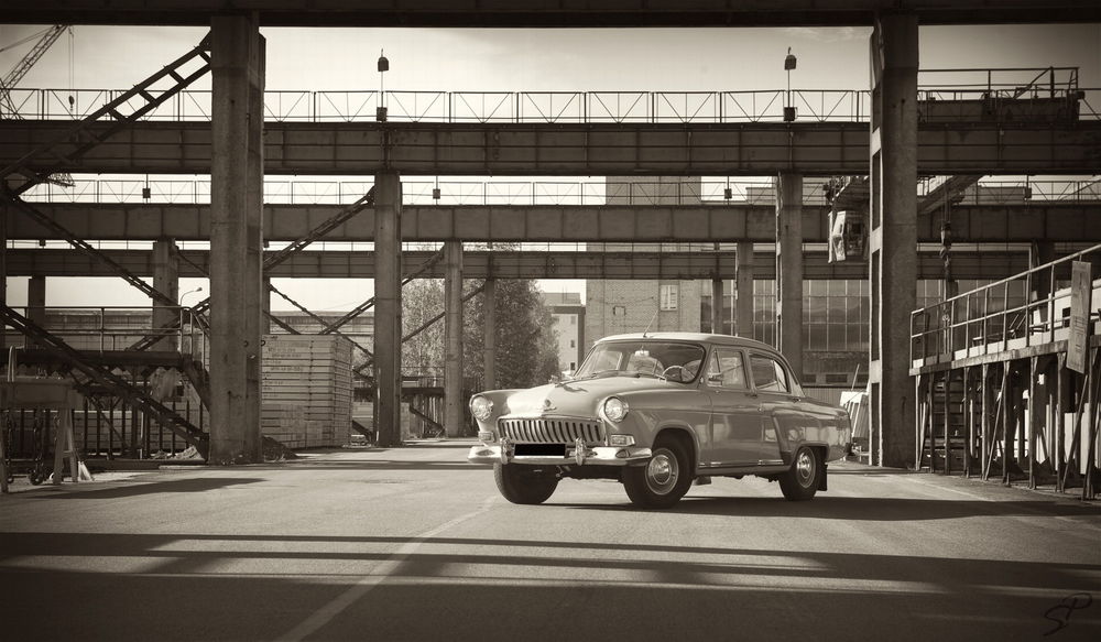 Обои для рабочего стола Советский автомобиль марки Волга, стоит на дороге завода