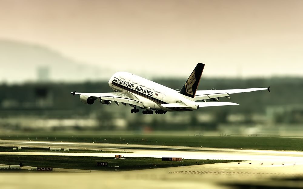 Обои для рабочего стола Самолет Airbus A380, идет на взлет в аэропорту Цюриха (аэропорт Клотен), Швейцария