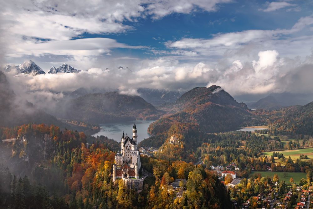 Обои для рабочего стола Вид на Neuschwanstein Castle / Замок Нойшванштайн и раскинувшиеся за ним холмы и горы, by Achim Thomae