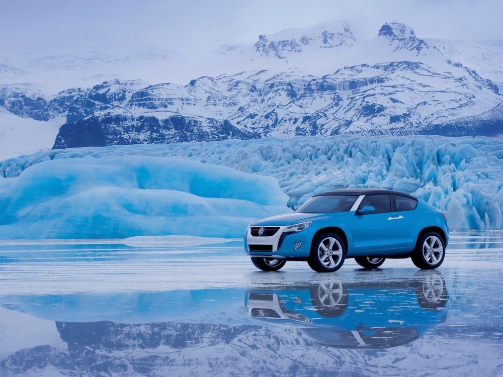 Обои для рабочего стола Автомобиль марки Volkswagen, стоит на льду на фоне ледника и заснеженных гор