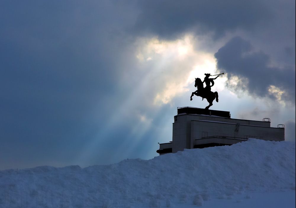 Обои для рабочего стола Памятник всадника освещаемый солнечными лучами, by leonid konovalov