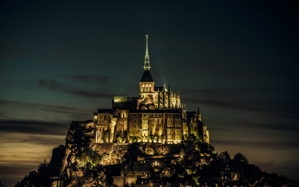 Обои для рабочего стола Замок Мон-Сен-Мишель, освещается лучами прожекторов в ночи, Франция