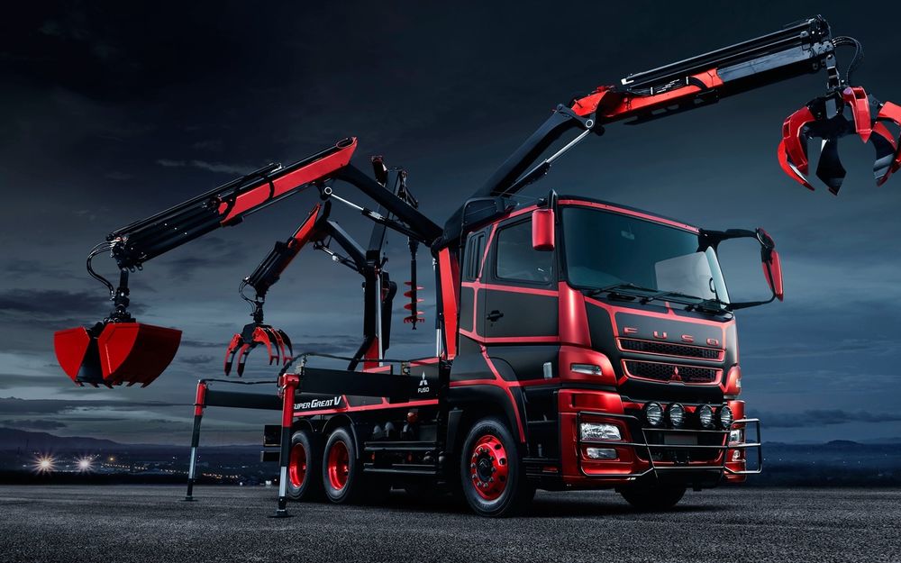 Обои для рабочего стола Многофункциональный манипулятор Mitsubishi Fuso, стоит на дороге в ночное время