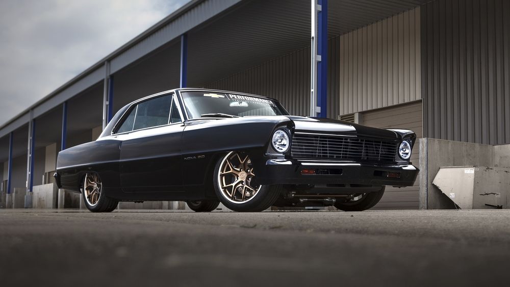 Обои для рабочего стола Автомобиль Chevrolet Nova 2. 0 (1967) стоит на дороге на фоне ангара