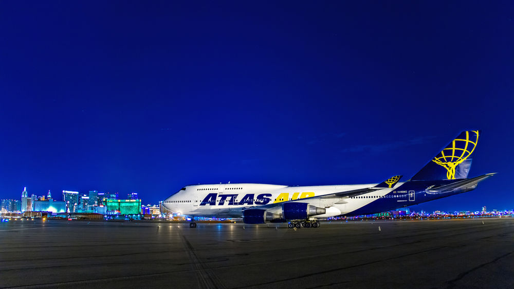 Обои для рабочего стола Боинг 747 в ночном аэропорту