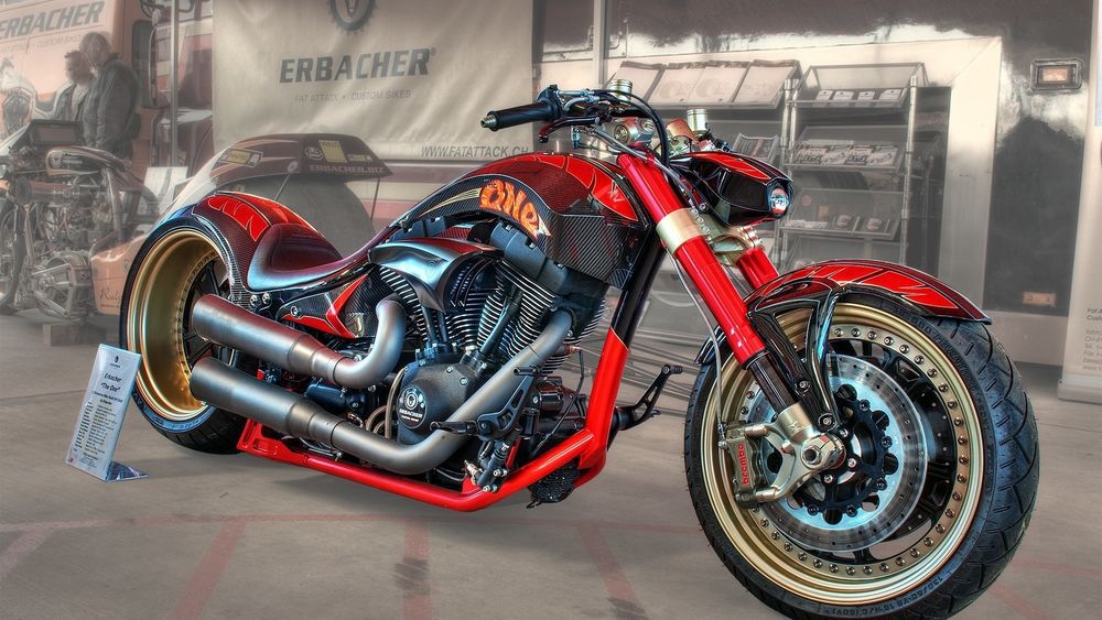 Обои для рабочего стола Красный мотоцикл марки Erbacher Bikes AG стоит в ангаре