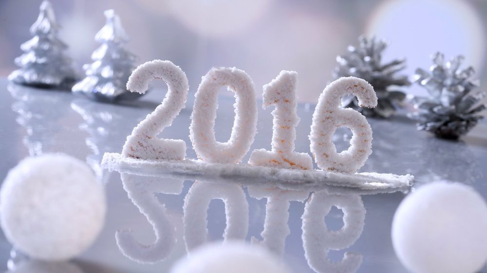Обои для рабочего стола Цифры 2016 украшенные снегом, позади игрушечные елочки и шишечки, спереди белые шарики