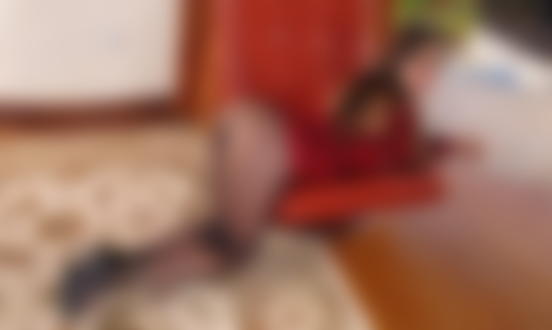Обои для рабочего стола Брюнетка в красном