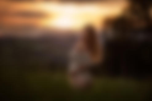 Обои на рабочий стол Девушка стоит в поле на фоне заката, ву Miki Macovei