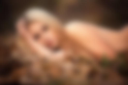 Обои на рабочий стол Обнаженная девушка лежит в листве, ву Miki Macovei