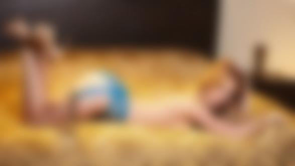 Обои на рабочий стол Шатенка в чулках на кровати