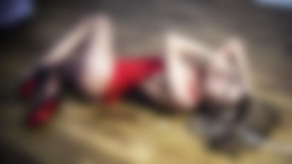 Обои для рабочего стола Девушка в красном купальнике
