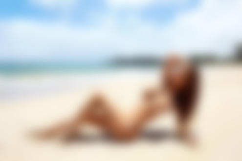 Обои для рабочего стола Американская эротическая модель и актриса Emily Addison / Эмили Эддисон лежит на пляже в купальнике