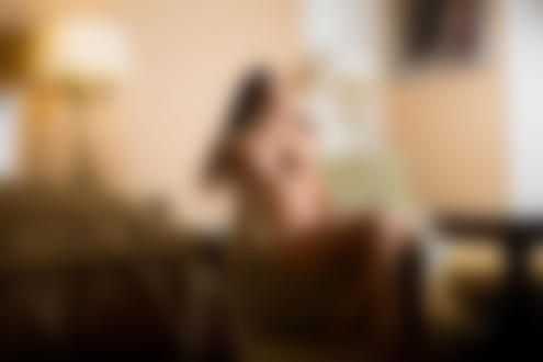 Обои на рабочий стол Модель Helga Lovekaty / Хельга Лавкейти сидит в кресле и смотрит в окно