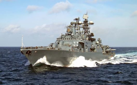 Обои на рабочий стол Боевой корабль в море