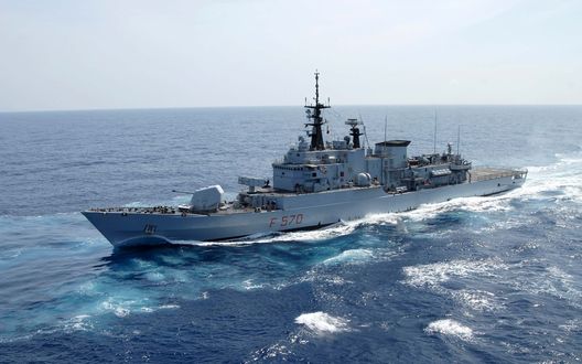 Обои на рабочий стол Боевой корабль в море
