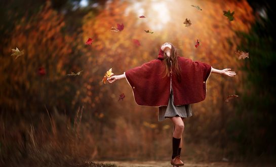 Обои на рабочий стол Девушка под падающими осенними листьями, Ashlyn Mae Photography