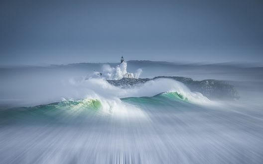 Обои на рабочий стол Маяк на острове Мору в шторм,(Кантабрия, Испания)