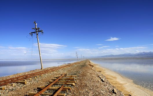 Обои на рабочий стол Разрушенная железная дорога у воды