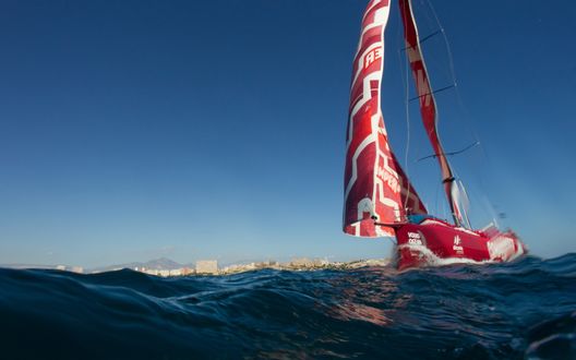 Обои на рабочий стол Яхта плывет по морю