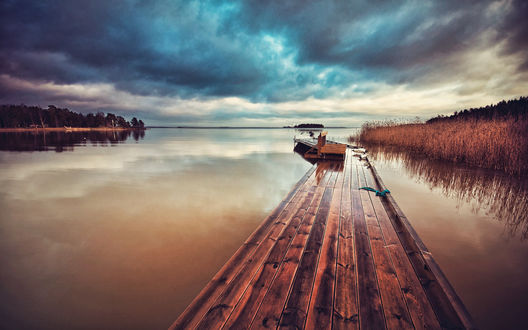 Обои на рабочий стол Деревянная пристань на озере