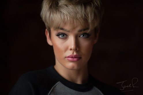 Обои на рабочий стол Фотомодель Rosie Robinson / Рози Робинсон на темном фоне