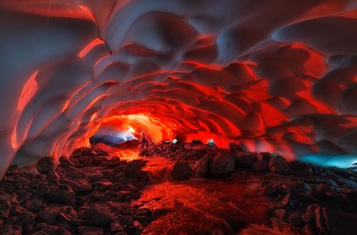 Обои на рабочий стол Ледяная пещера, освещенная красным светом