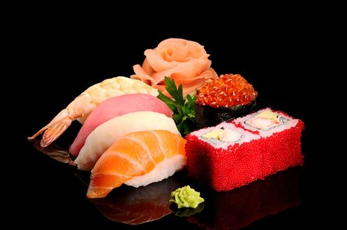 Обои на рабочий стол Японская кухня, суши, роллы, икра, имбирь и васаби на черном фоне