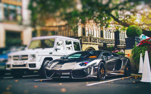 Обои на рабочий стол Mercedes benz и lamborghini aventador на улице города