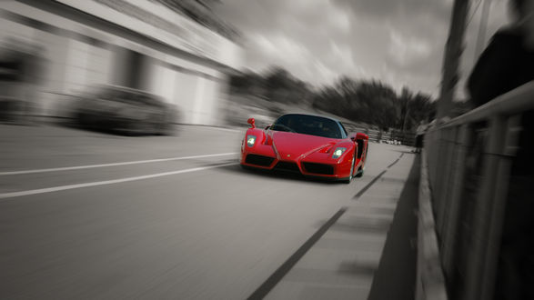 Обои на рабочий стол Красная Ferrari 488 GTB едет по улице