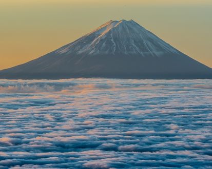 Обои на рабочий стол Япония / Japan, вулкан Фудзи / Fuji над облаками