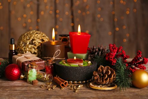 Обои на рабочий стол Новогодний Spa набор, зажженные свечи, шишки, шары и ароматическое масло