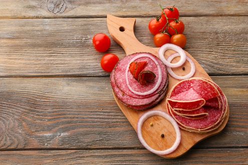 Обои на рабочий стол Мясные деликатесы на доске