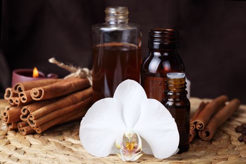 Обои на рабочий стол Spa набор, орхидея, корица, зажженная свеча и ароматические масла