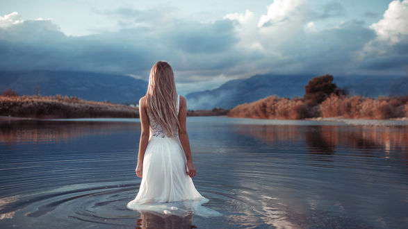 Фотосессия на стуле в воде