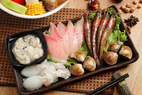 Обои на рабочий стол Японская кухня, свежие морепродукты красиво разложены на подносе