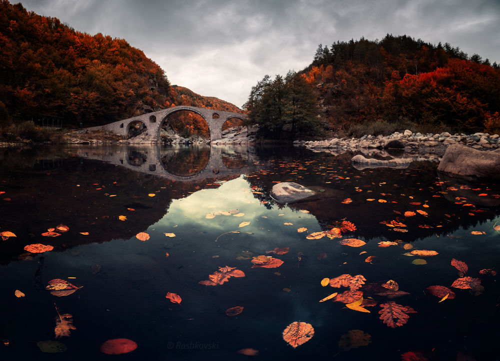 Обои для рабочего стола Работа Fall at Devils bridge / Падение на мост Дьявола, фотограф Емил Рашковски