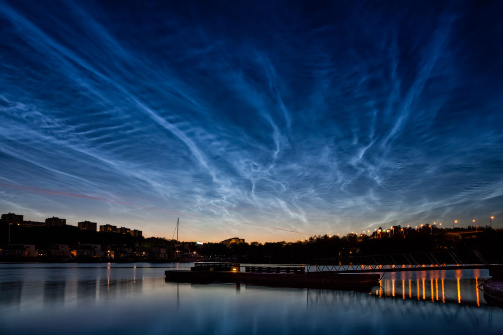 Обои для рабочего стола Перистые облака плывут в ночном небе над Стокгольмом, by kevin. cho. 01