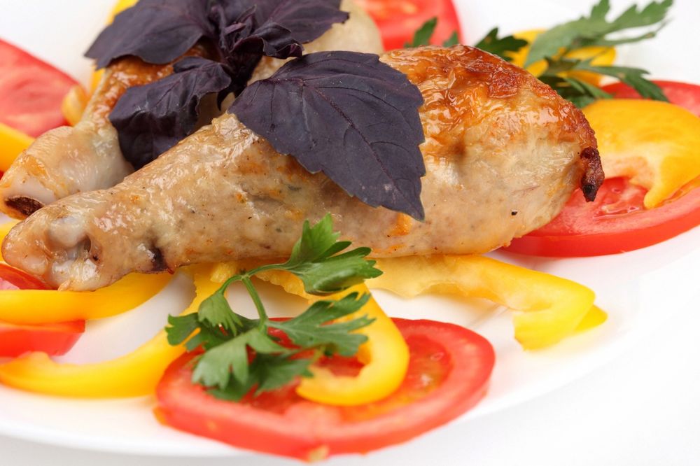 Обои для рабочего стола Куриные ножки с овощами