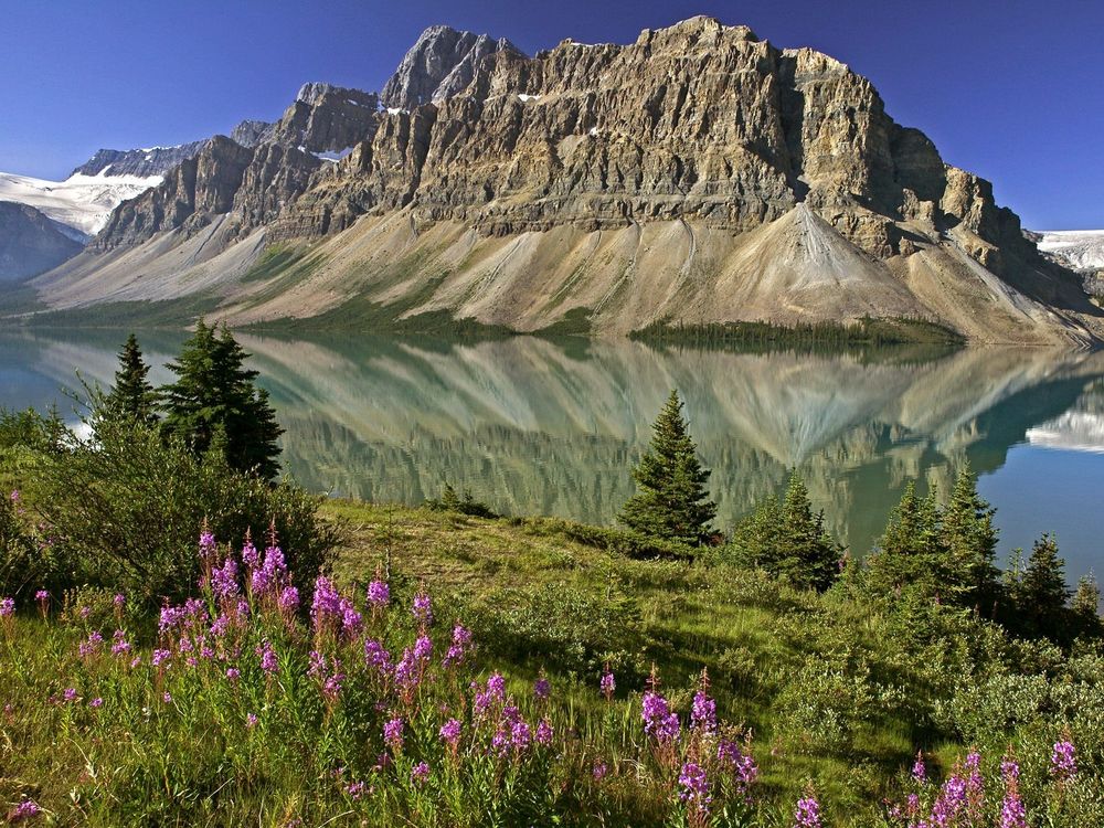 Обои для рабочего стола Боу — ледниковое озеро в Национальном парке Банф в Канадских Скалистых горах глубина 51 м, высота над уровнем моря — 1920 метров