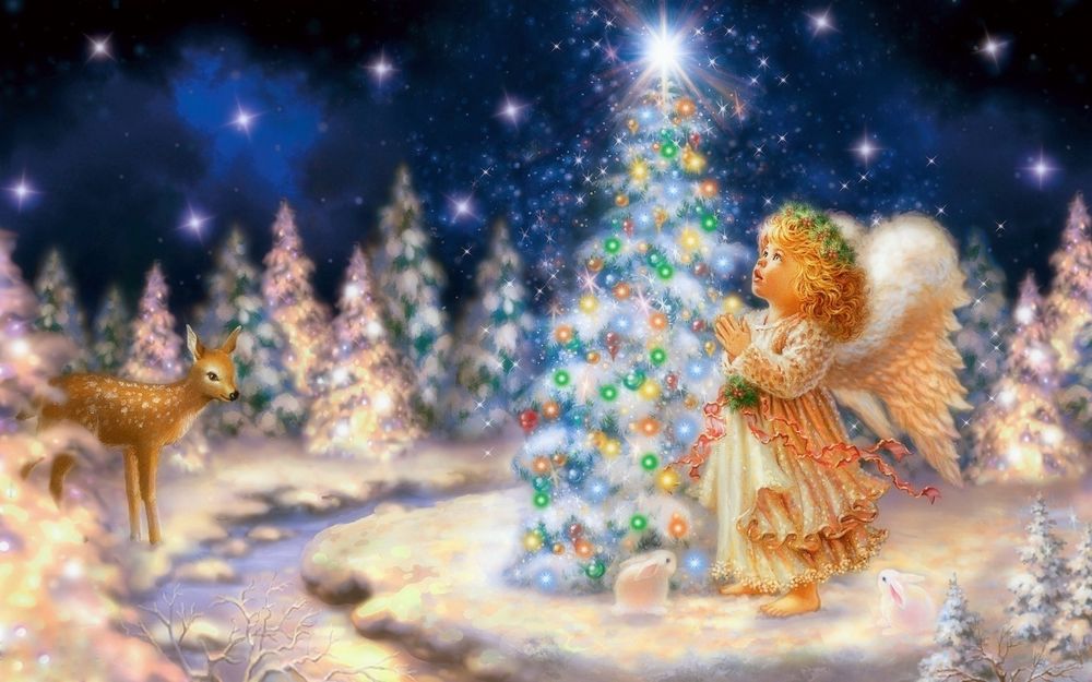 Обои для рабочего стола Милый ангелок стоит возле рождественской елки