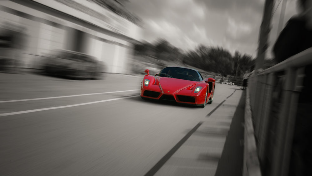 Обои для рабочего стола Красная Ferrari 488 GTB едет по улице