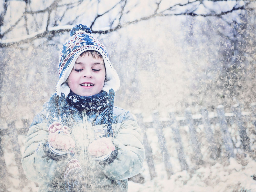 Обои для рабочего стола Мальчик радуется снегу, by Jelena Simic-Petrovic