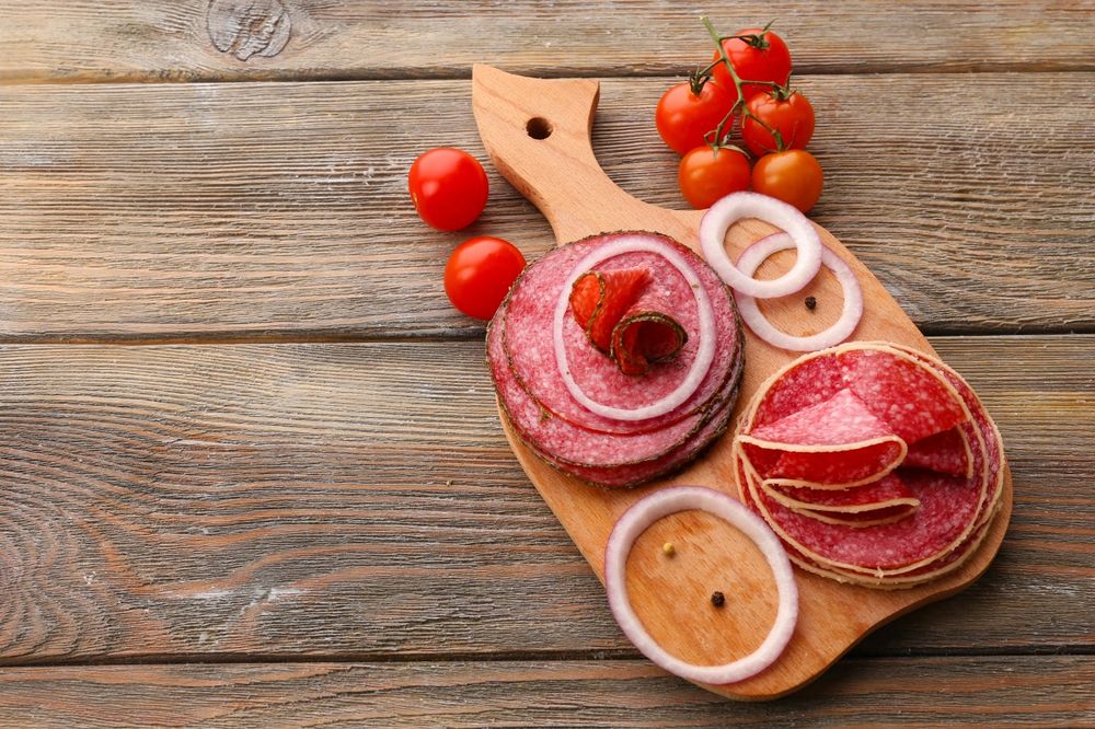 Обои для рабочего стола Мясные деликатесы на доске