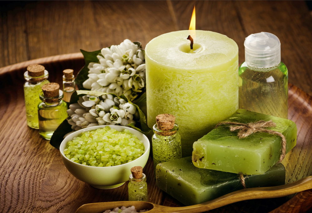 Обои для рабочего стола Spa набор, зажженная свеча, мыло, соль и ароматические масла на деревянном подносе