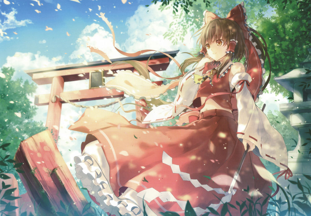 Обои для рабочего стола Reimu Hakurei / Рейму Хакурей стоит перед воротами японского храма, из игры Проект Восток / Touhou Project