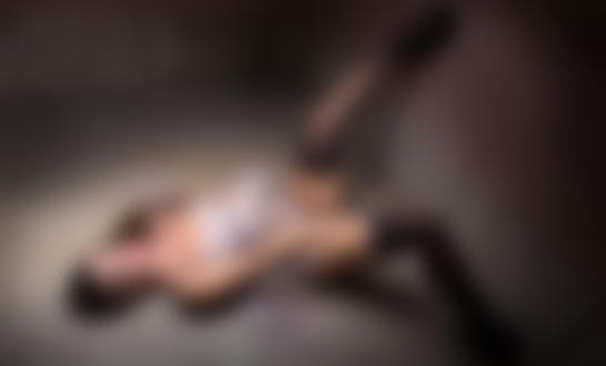 Обои на рабочий стол Девушка лежит на полу в чулках