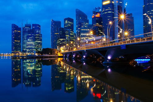 Обои на рабочий стол Вид на вечерний Сингапур / Singapore, Малайзия, мост, река и небоскребы