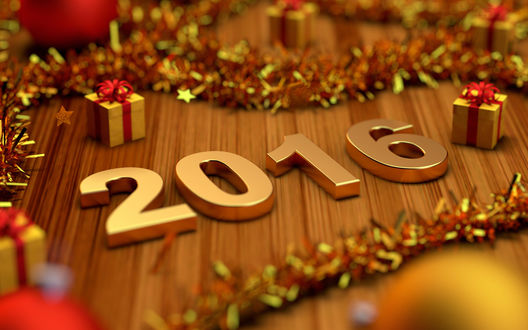 Обои на рабочий стол Золотые цифры 2016 лежат на столе рядом с новогодним украшением